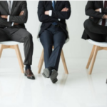 S’assoir dans l’espace des quatre coudées de celui qui prie